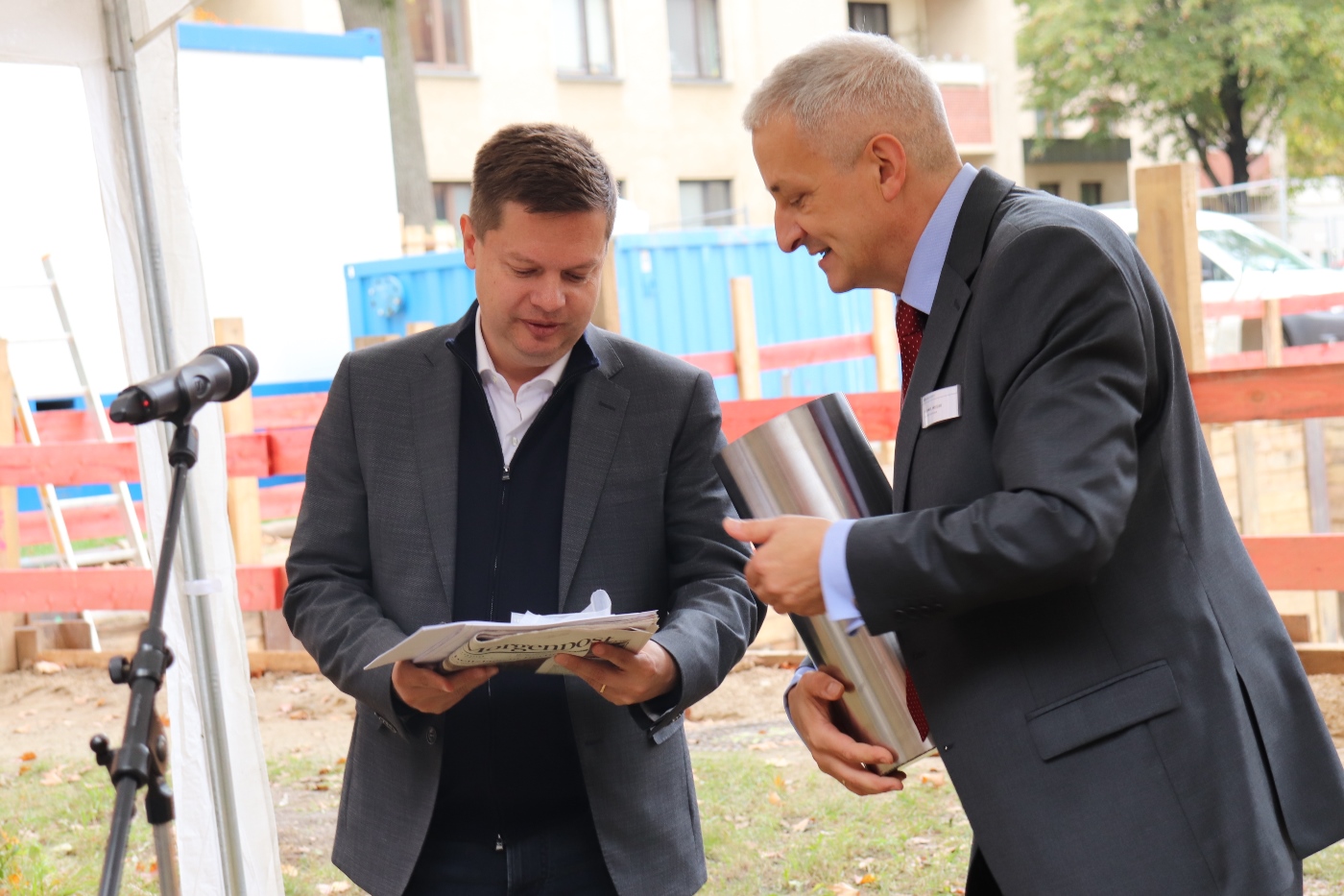 KEH-Geschäftsführer Michael Mielke und Bezirksbürgermeister Martin Schaefer füllen die Zeitkapsel für die Grundsteinlegung