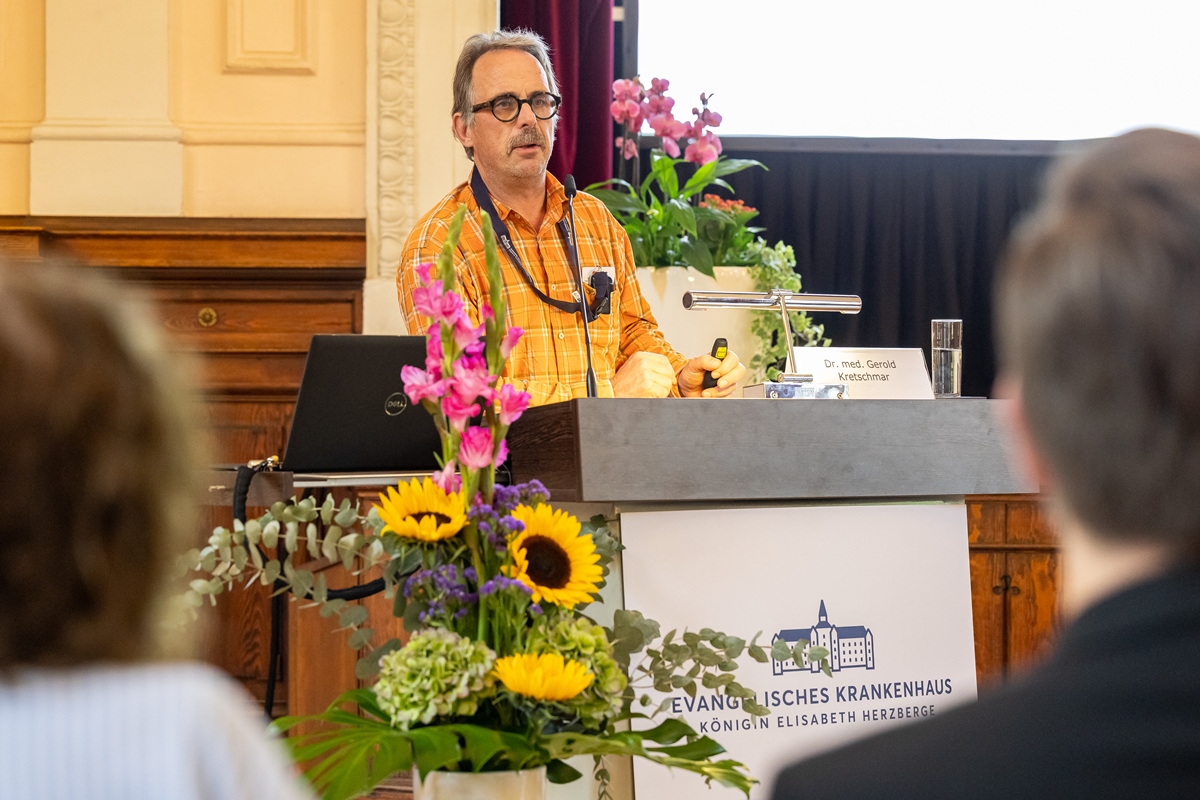 Dr. Gerold Kretschmar steht am Vortragspult.