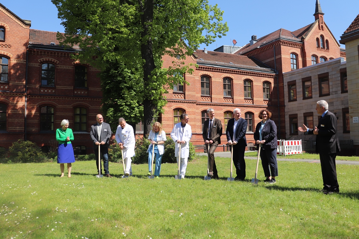 Theologische Geschäftsführerin Pastorin Andrea Wagner-Pinggéra, OP-Manager Frank Volkmann, Urologie-Chefarzt Prof. Frank Friedersdorff, OP-Pflegeleitung Katharina Pfeiffer, Gefäßchirurgie-Chefarzt Priv.-Doz. Dr. Ralph-Ingo Rückert, Ärztlicher Direktor Dr. Manfred Lang, Generalplaner Dirk Gößling, Gesundheitsbezirksstadträtin Camilla Schuler und Geschäftsführer Michael Mielke beim Spatenstich für das neue OP-Gebäude. 