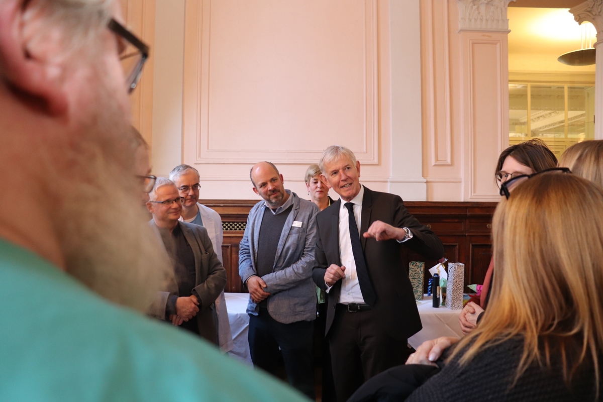 Dr. Lang im Kreise seiner Kollegen.