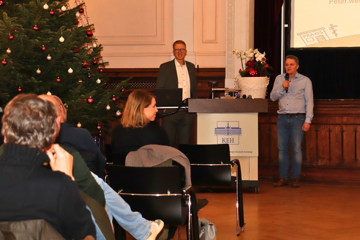 Dr. Martin Kanne und Prof. Frank Friedersdorff am Rednerpult