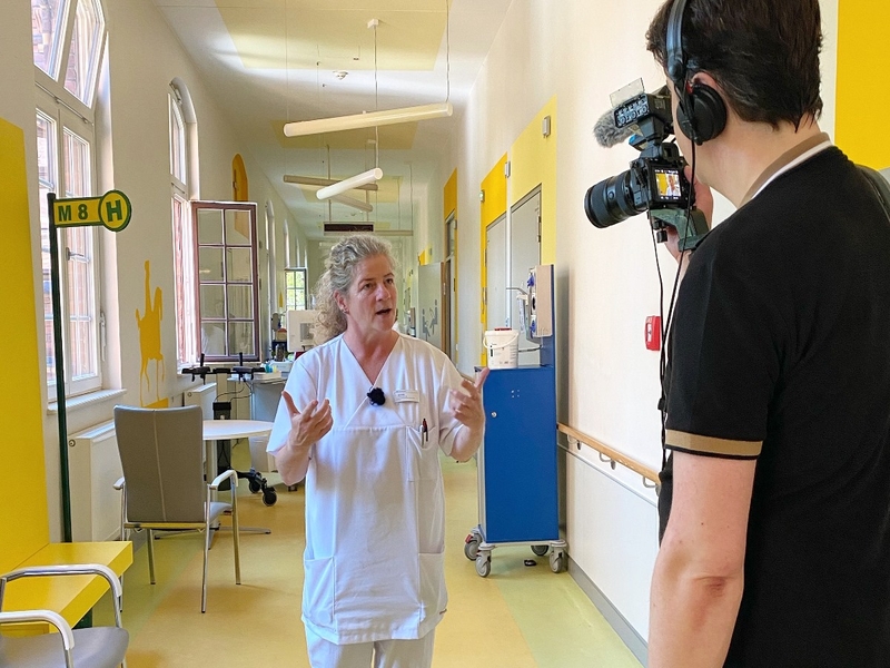 Yvonne Becker, Zentrumsleitung, steht auf dem Flur und wird interviewt.
