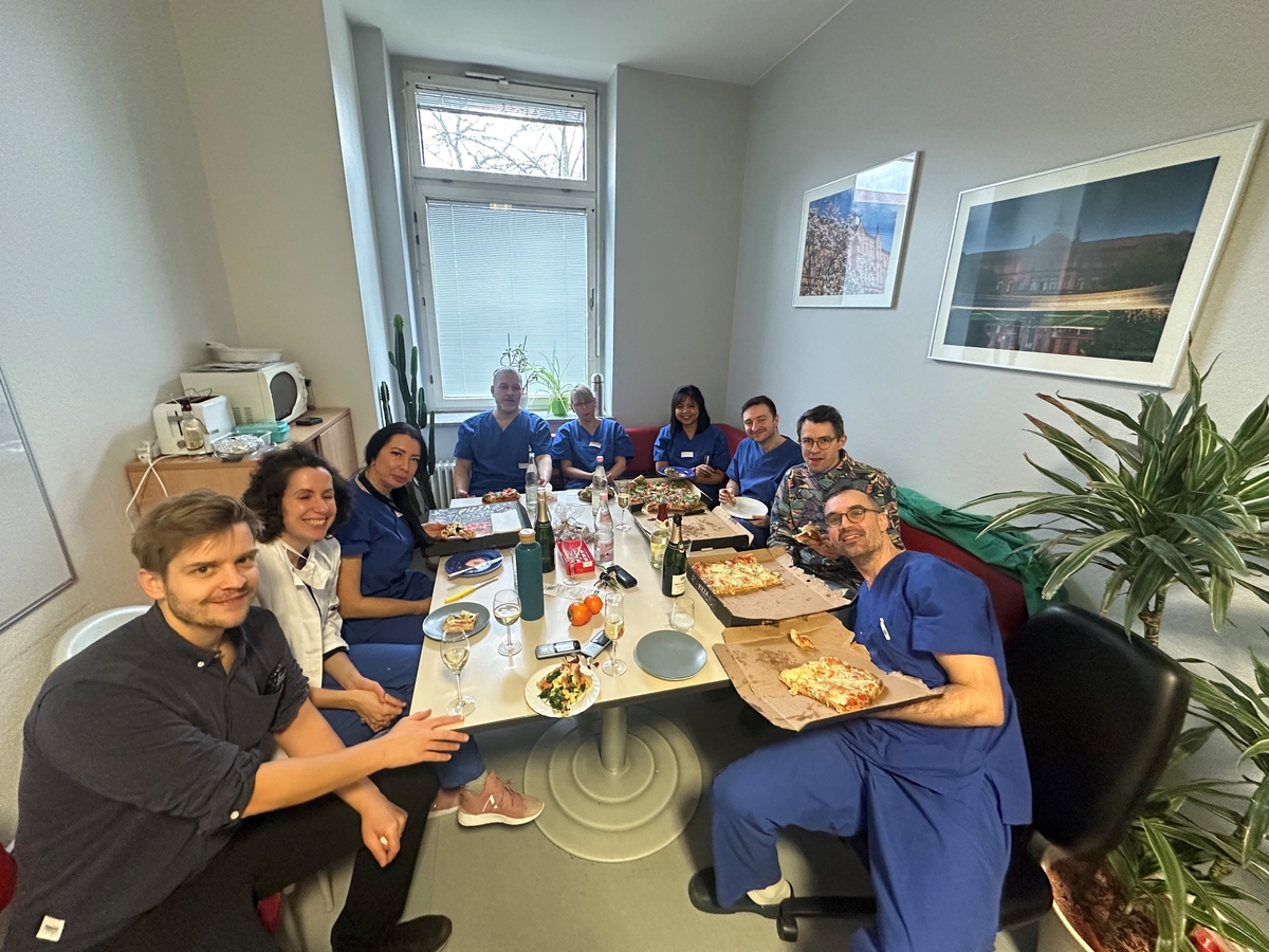 Team beim gemeinsamen Pizzaessen