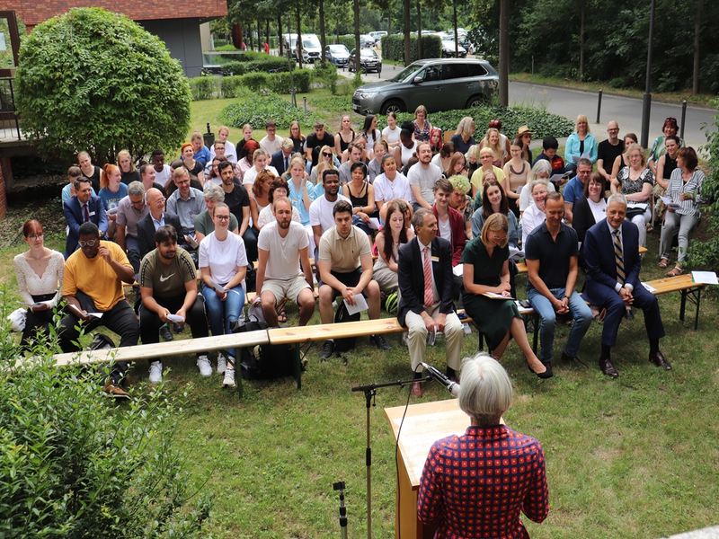 Pastorin Andrea Wagner-Pinggéra hält anlässlich des Pflegeschuljubiläums eine Rede.