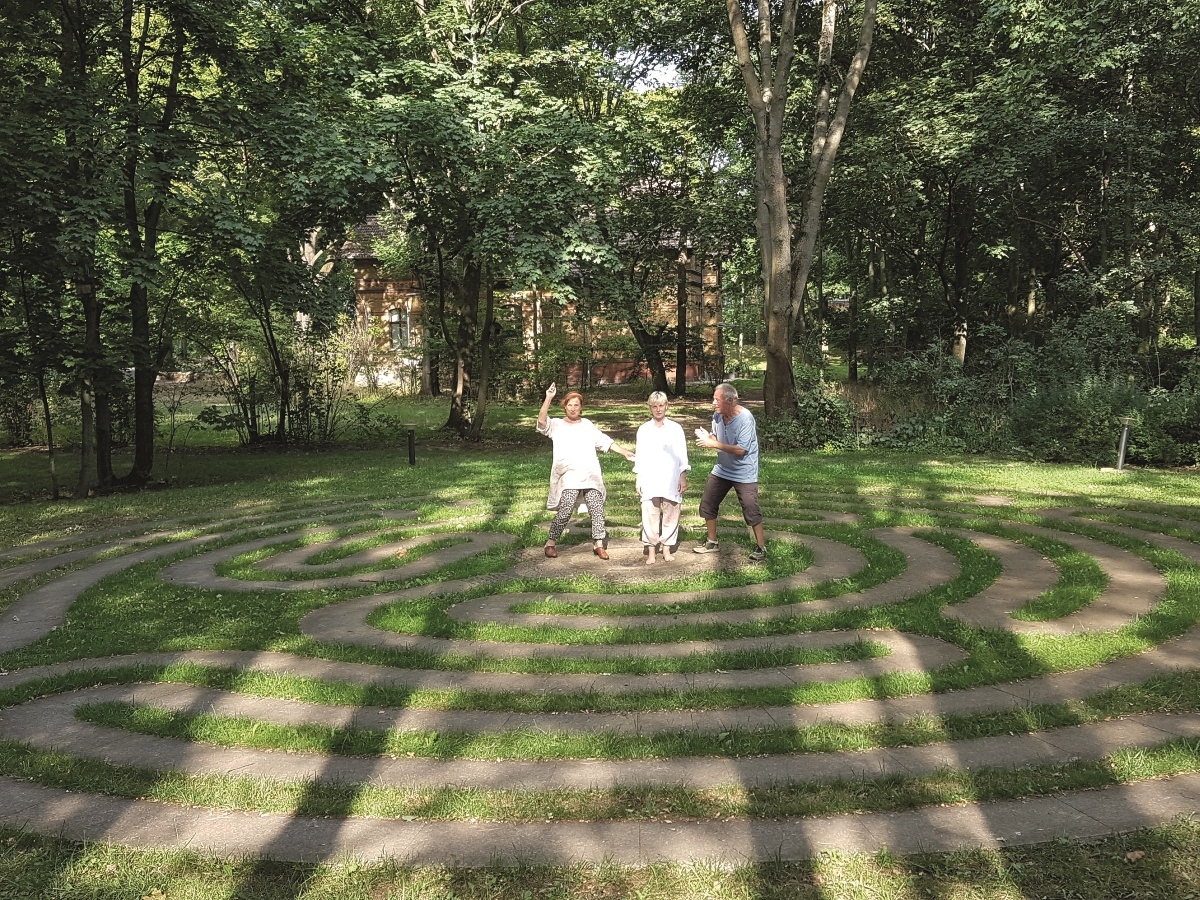 Schauspieler proben am Labyrinth auf dem Gelände des KEH.