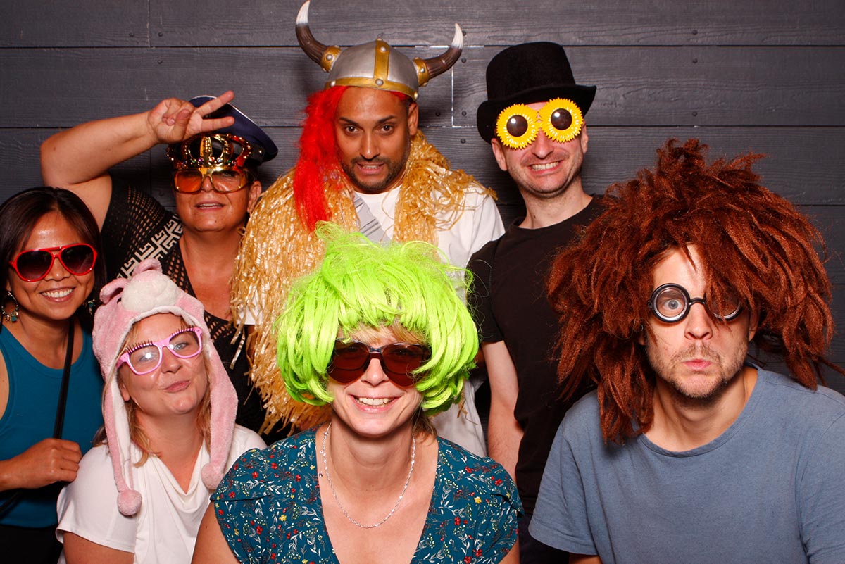 Team mit Verkeidung in Fotobox