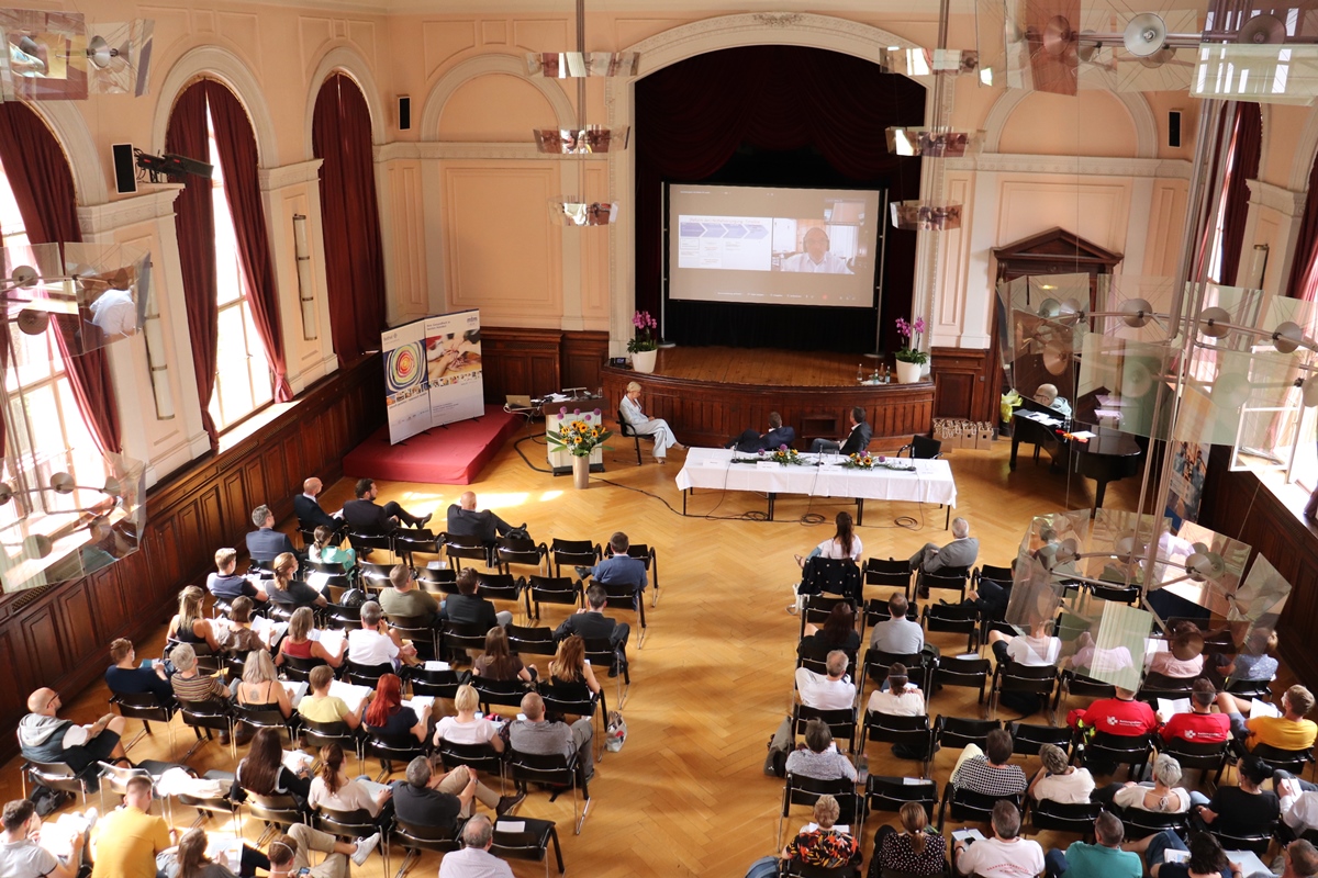 Das erste Notfallmedizinische Symposium Berlin Nordost begann mit einem Vortrag von Martin Pin, Generalsekretär der Deutschen Gesellschaft für interdisziplinäre Notfall- und Akutmedizin. 